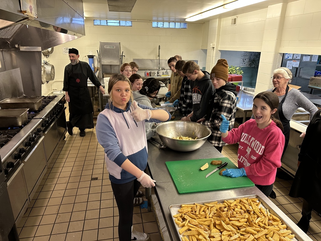 8th graders prepping lunch