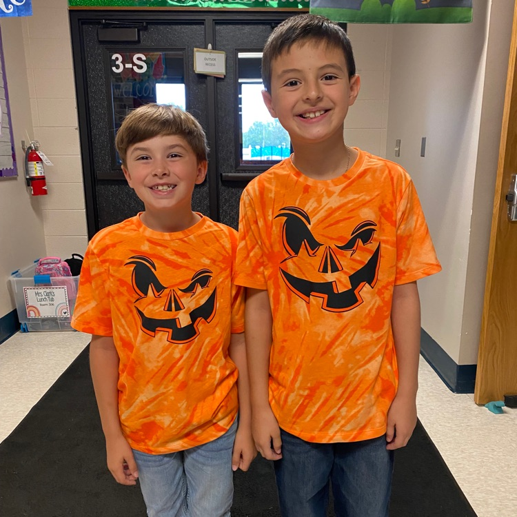 2 students dressed alike