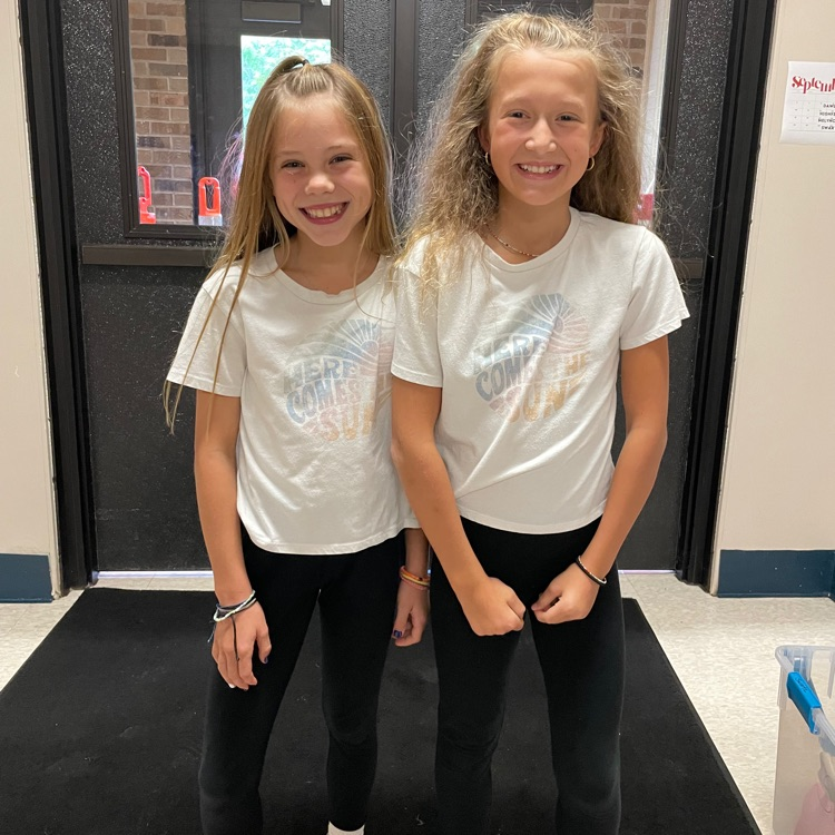 2 girls dressed alike