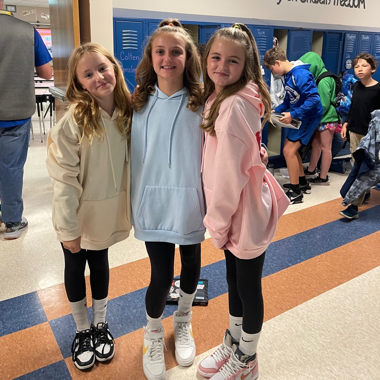 3 girls dressed alike