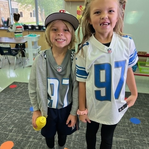 2 kids dressed alike