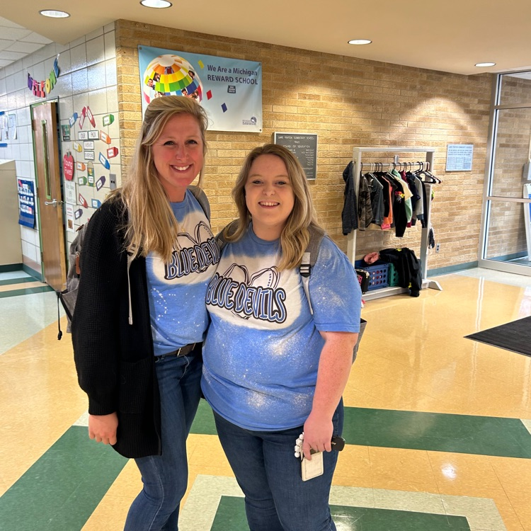 2 teachers dressed alike